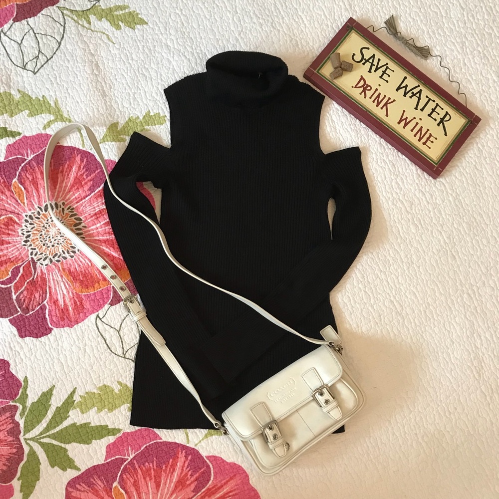 Peek a Boo Sleeve Turtleneck 🌸